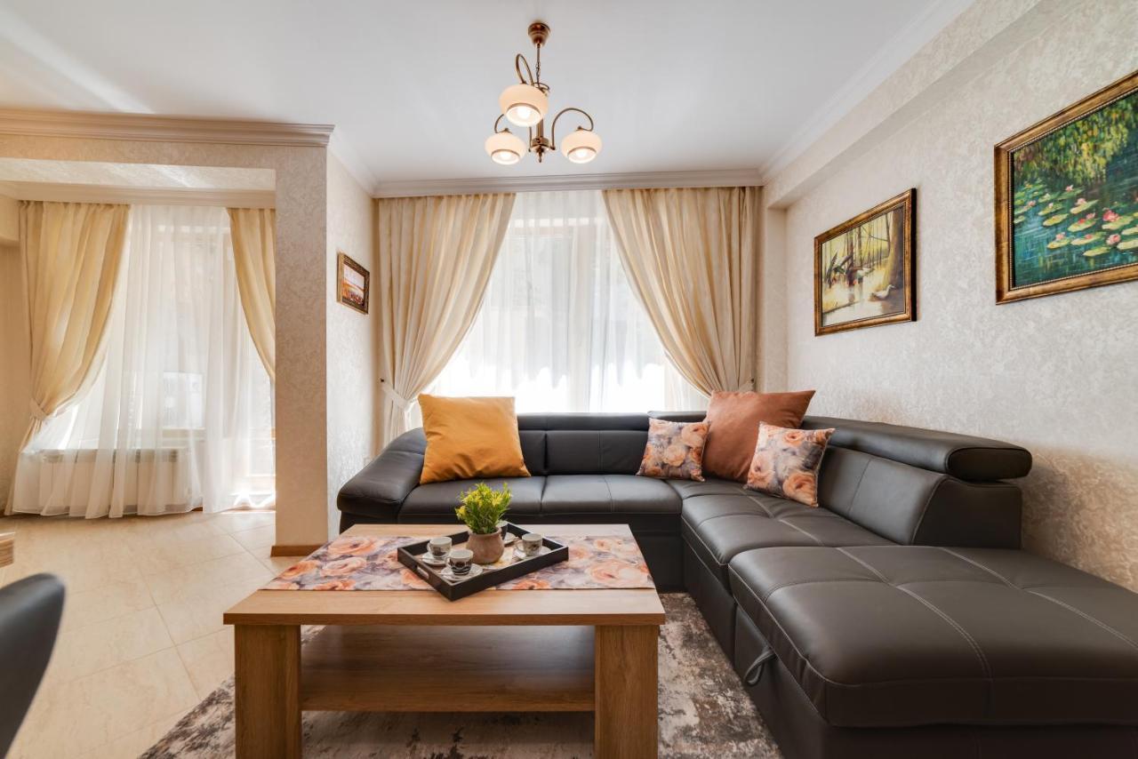 Deluxe And Central Garden Apartment 바르나 외부 사진
