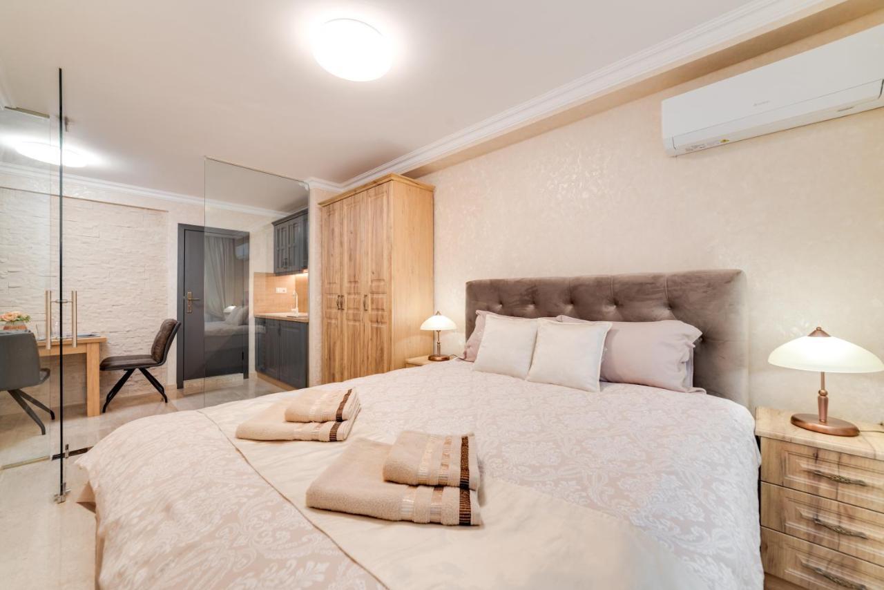 Deluxe And Central Garden Apartment 바르나 외부 사진