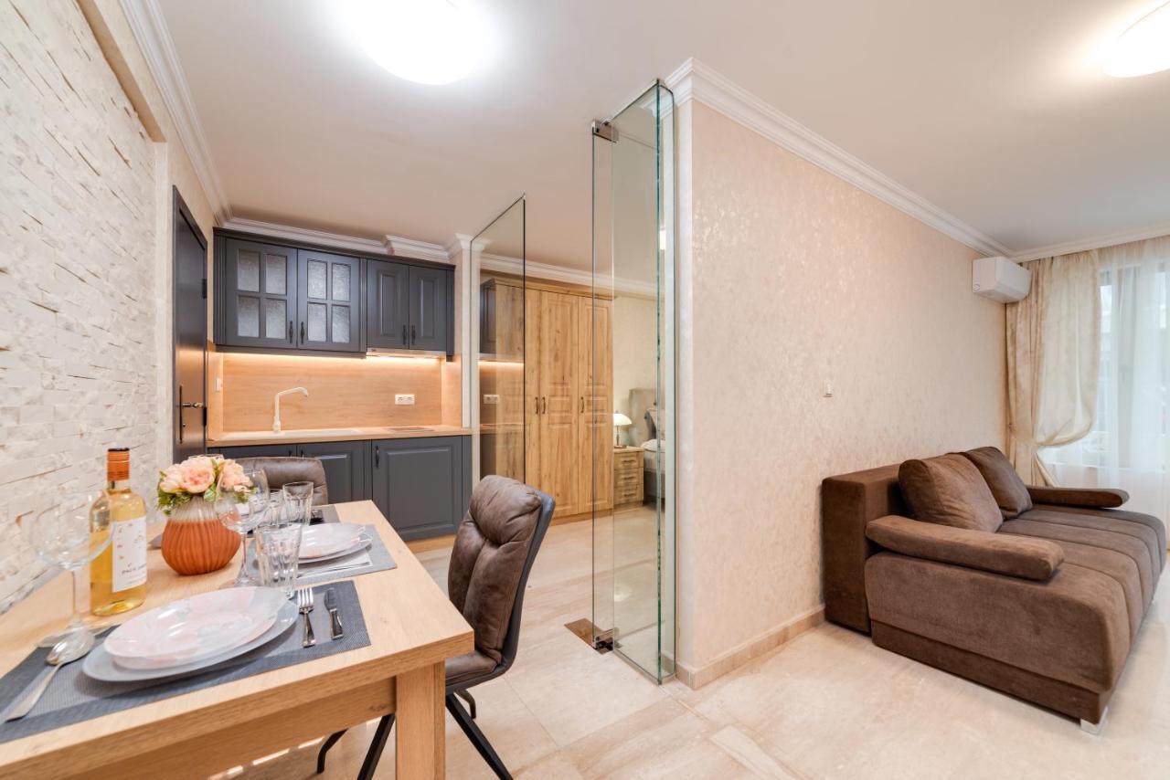Deluxe And Central Garden Apartment 바르나 외부 사진